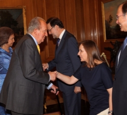Don Juan Carlos saluda a la esposa del presidente del Gobierno, Elvira Fernández, en presencia del presidente del Senado, Pío García-Escudero
